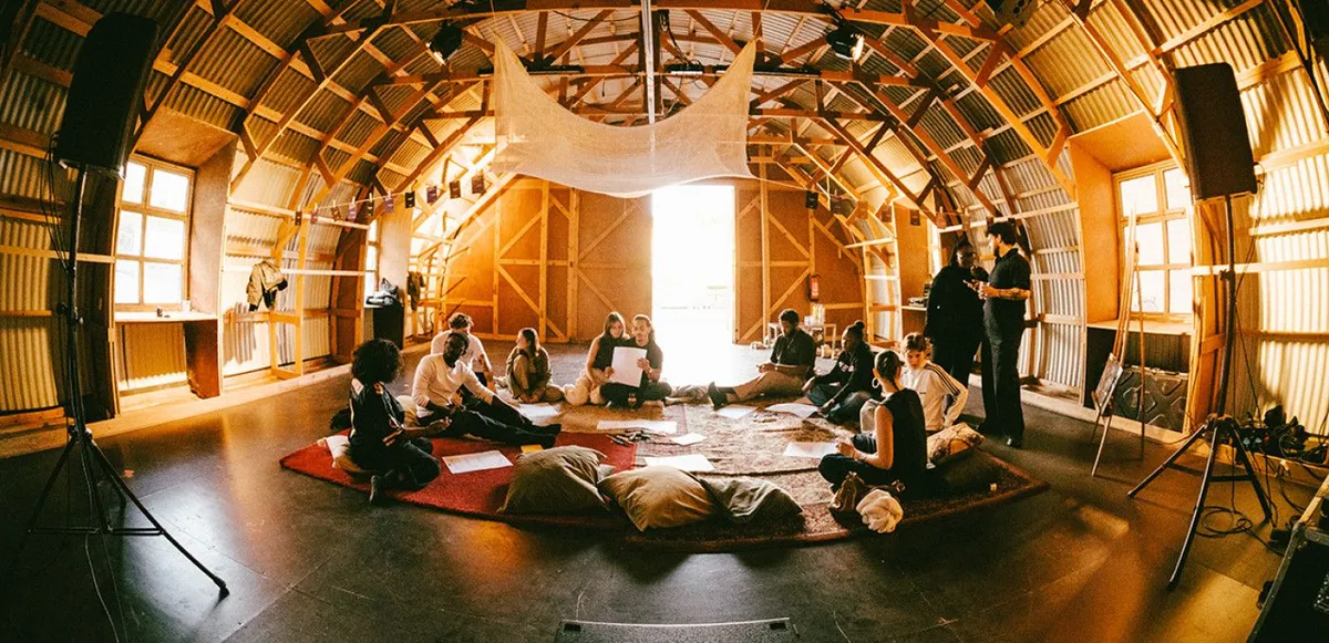 The Listening Party
Venster